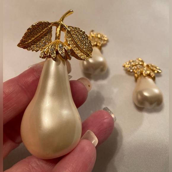Kenneth Jay Lane KJL Large Pearl Pear Crystals Leaf Gold Clip Earrings & Brooch - Picture 8 of 10